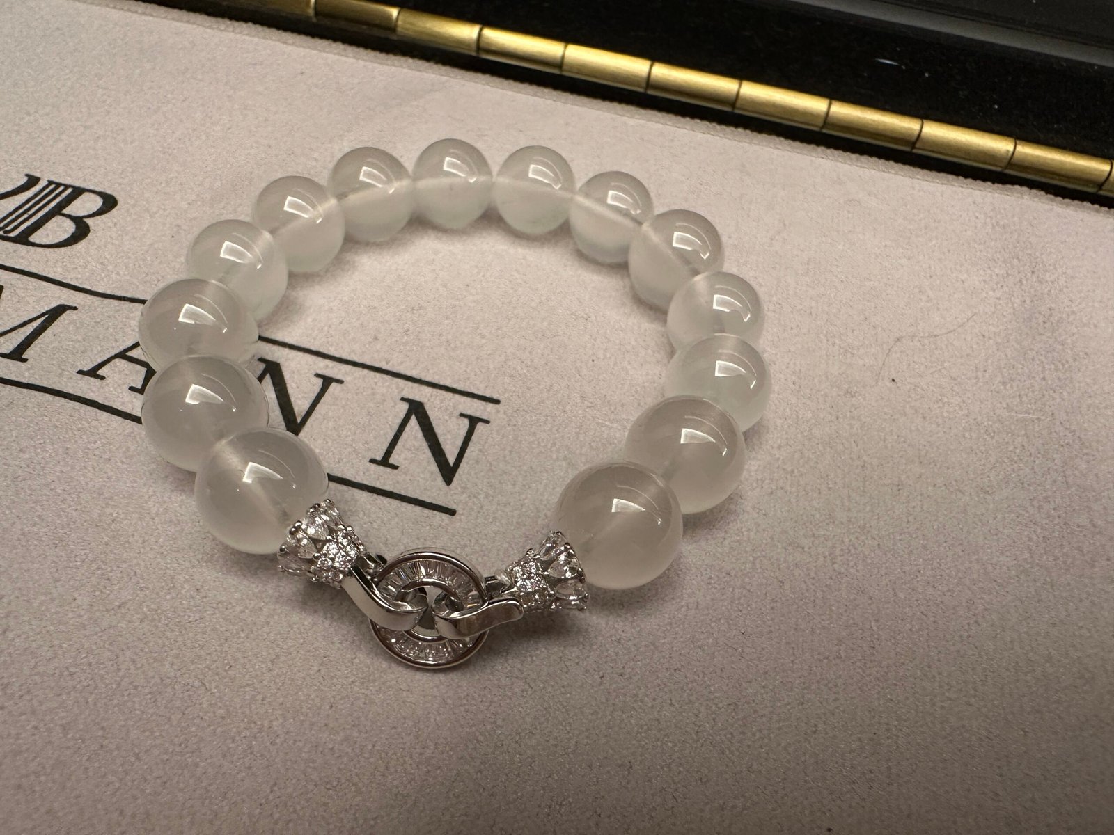 晶莹剔透玉石手链